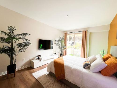 Postel nebo postele na pokoji v ubytování 2 BD 2 BA in the Heart of Encino 104