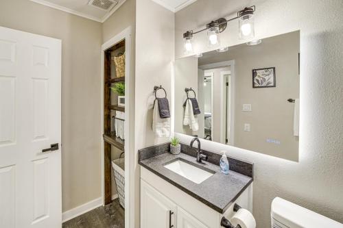 une salle de bain avec un lavabo et un miroir dans l'établissement Walk to Expo Square Pavilion Updated Tulsa Home!, à Tulsa