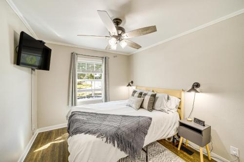 une chambre avec un lit et un ventilateur de plafond dans l'établissement Walk to Expo Square Pavilion Updated Tulsa Home!, à Tulsa
