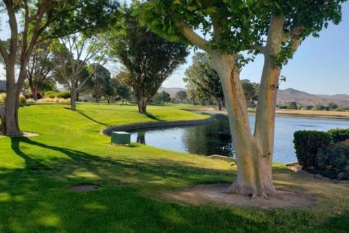 un parc avec un étang, des arbres et une rivière dans l'établissement Silver Lakes Oasis with Resort Style Amenities, à Helendale