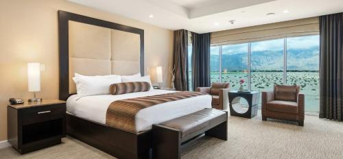 pokój hotelowy z dużym łóżkiem i oknem w obiekcie Agua Caliente Casino Rancho Mirage w mieście Rancho Mirage