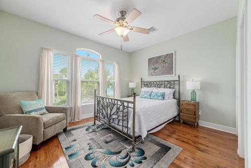 ein Schlafzimmer mit Bett und Deckenventilator in der Unterkunft The Yellow House at Herons Walk in Pensacola