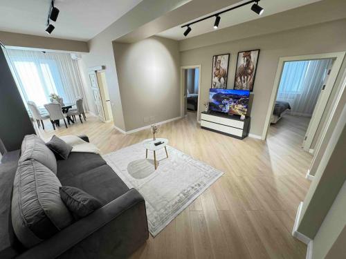 Телевизор и/или развлекательный центр в RentNow Modern Business Apartment with 3 Bedrooms in Centre Chișinău