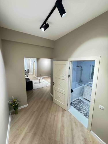 Кровать или кровати в номере RentNow Modern Business Apartment with 3 Bedrooms in Centre Chișinău