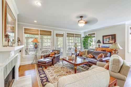 Posezení v ubytování Upscale Home at Lake Oconee - Family Friendly!