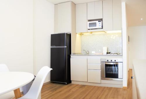 Kuchyň nebo kuchyňský kout v ubytování Monroe Suites