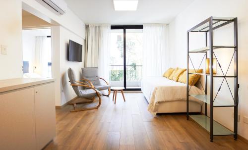 Postel nebo postele na pokoji v ubytování Monroe Suites