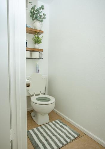 Ένα μπάνιο στο Comfort meets Tranquility by the Sequoia Entrance