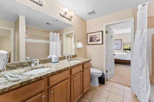 Un baño con dos lavabos y un inodoro. en Greens at Copper 315 by Summit County Mountain Retreats, en Copper Mountain