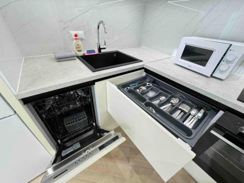 Кухня или мини-кухня в RentNow Modern Business Apartment with 3 Bedrooms in Centre Chișinău
