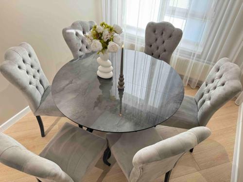 Гостиная зона в RentNow Modern Business Apartment with 3 Bedrooms in Centre Chișinău