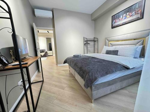 Кровать или кровати в номере RentNow Modern Business Apartment with 3 Bedrooms in Centre Chișinău