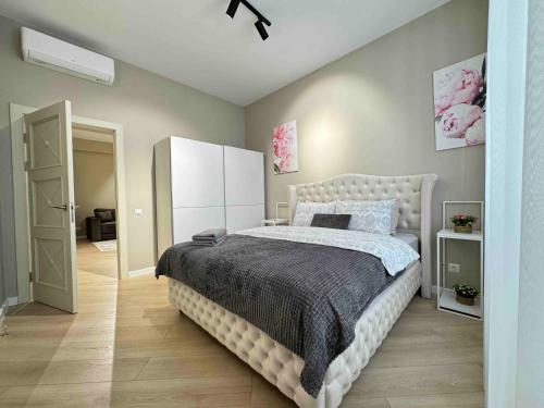Кровать или кровати в номере RentNow Modern Business Apartment with 3 Bedrooms in Centre Chișinău