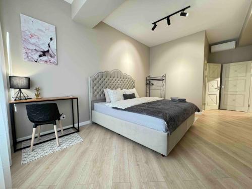 Кровать или кровати в номере RentNow Modern Business Apartment with 3 Bedrooms in Centre Chișinău