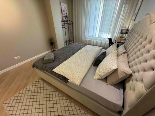 Кровать или кровати в номере RentNow Modern Business Apartment with 3 Bedrooms in Centre Chișinău
