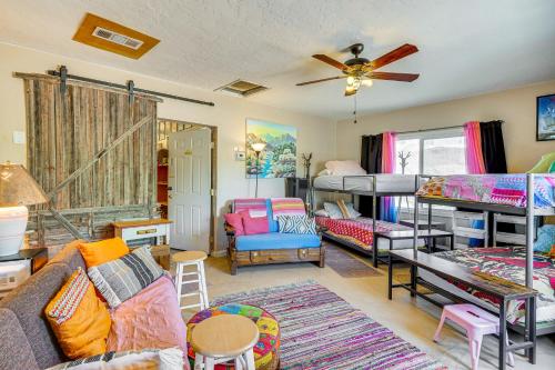 una sala de estar llena de literas en Garden District Home with Community Perks!, en Tucson