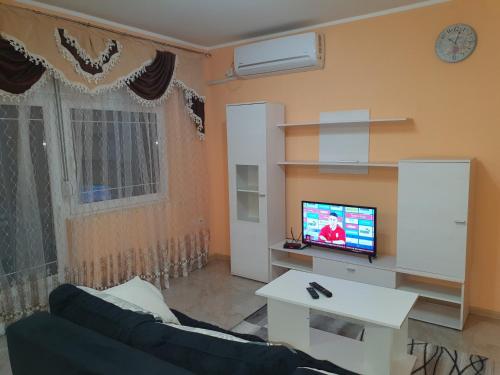 a living room with a couch and a tv at Beautifull apartmen s3 at nice place in Pančevo