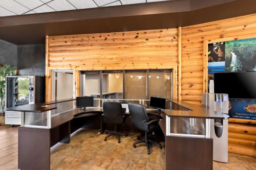 an office with a conference room with a desk and chairs at Best Western Plus NorWester Hotel & Conference Centre in Thunder Bay