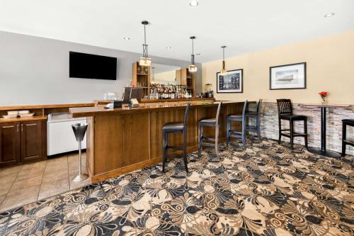 a bar in a hotel with chairs and a tv at Best Western Plus NorWester Hotel & Conference Centre in Thunder Bay