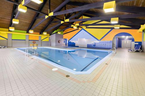 a large swimming pool in a large room at Best Western Plus NorWester Hotel & Conference Centre in Thunder Bay
