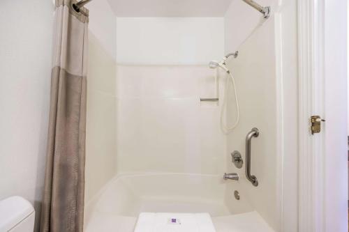 Ένα μπάνιο στο Motel 6-Canby, OR