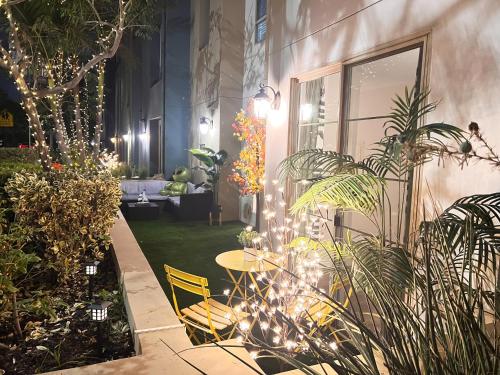 Un jardín fuera de Beautiful 2 BD 3 Beds in Heart of Encino 105