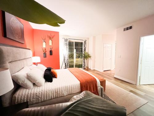 Una cama o camas en una habitación de Beautiful 2 BD 3 Beds in Heart of Encino 105