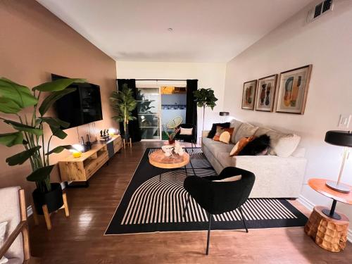 Un lugar para sentarse en Beautiful 2 BD 3 Beds in Heart of Encino 105
