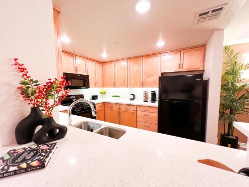 Una cocina o cocineta en Beautiful 2 BD 3 Beds in Heart of Encino 105