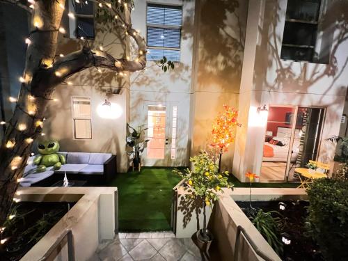 Un jardín fuera de Beautiful 2 BD 3 Beds in Heart of Encino 105