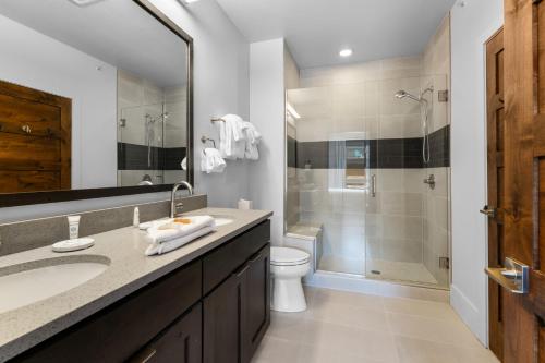 Un baño con lavabo, inodoro y ducha. en Blue River Flats Bld 3 203 By Summit County Mountain Retreats, en Silverthorne