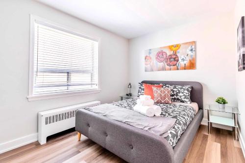 a bedroom with a bed and a window at Modern Apartment in Corktown Hamilton Sleeps 4 in Hamilton