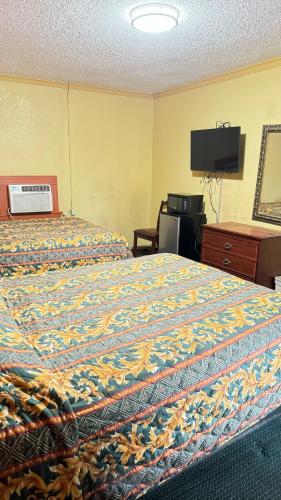 Ένα ή περισσότερα κρεβάτια σε δωμάτιο στο GreenLawn Motel