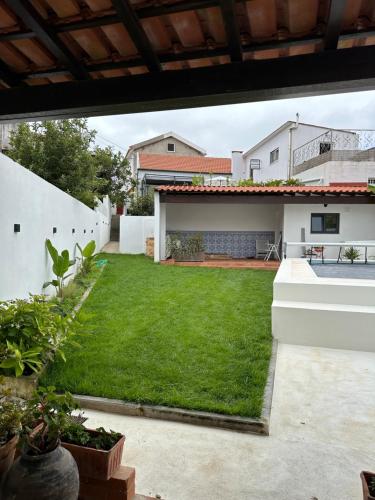 a backyard with a yard of green grass at Casa de Maiorca in Maiorca