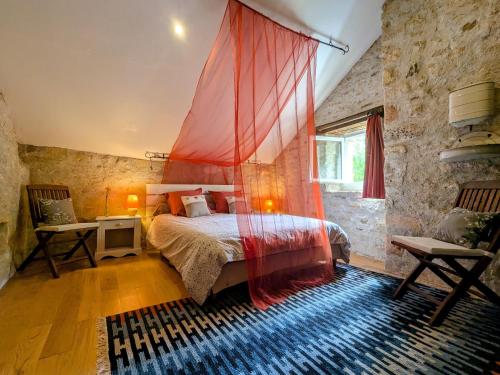 Ένα ή περισσότερα κρεβάτια σε δωμάτιο στο Gîte de charme avec piscine au cœur de la Brenne, idéal pour nature et détente - FR-1-591-288