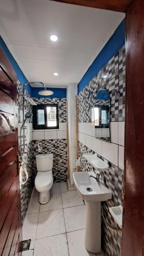 a bathroom with a toilet and two sinks in it at ResidenceGermanotech VIP 2e, internet 2 balcons internet gardien menagere sur place in Douala
