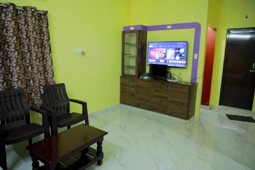 TV a/nebo společenská místnost v ubytování srisaisrinivasahomestay