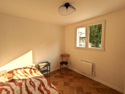 una camera da letto con un letto e una finestra di Maison lumineuse au cœur d'Arcachon, plage à 200m, terrasse privée ! - FR-1-420-148 ad Arcachon