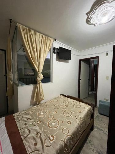 a bedroom with a bed and a window at Apartamento doña Esperanza in Vergara