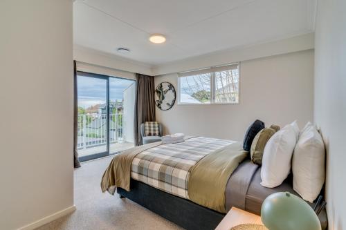 Ένα ή περισσότερα κρεβάτια σε δωμάτιο στο Contemporary Duplex in Roslyn