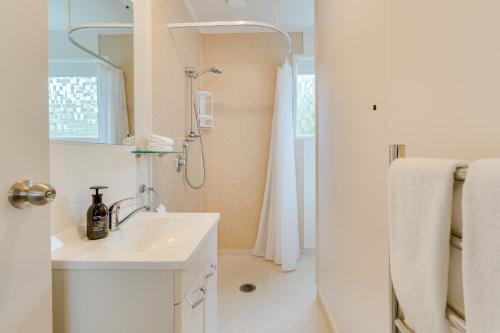 Ένα μπάνιο στο Contemporary Duplex in Roslyn