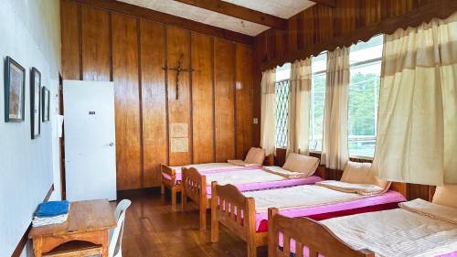 Postel nebo postele na pokoji v ubytování Baguio BELL Staycation