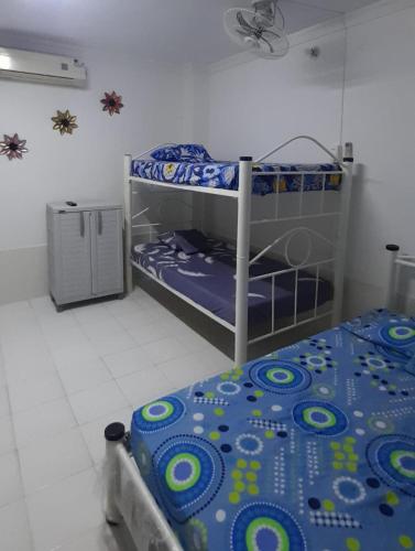 a bedroom with two bunk beds in a room at RENTA APARTAESTUDIO EN EL RODADERO SANTA MARTA CERCA DEL MAR in Rodadero