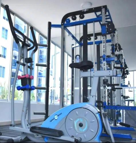 a gym with a blue treadmill at Moderno y central apartamento in Vallecito