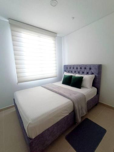 a bedroom with a large bed with a window at Moderno y central apartamento in Vallecito