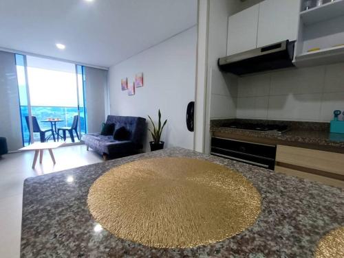 a kitchen with a table and a living room at Moderno y central apartamento in Vallecito