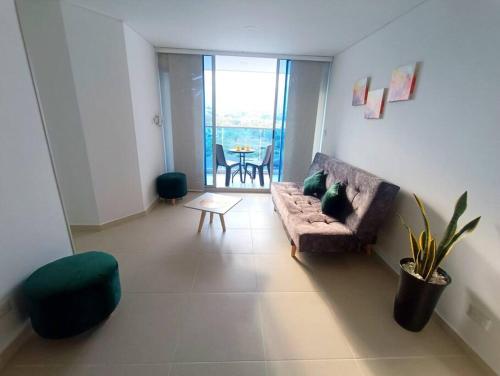 a living room with a couch and a table at Moderno y central apartamento in Vallecito