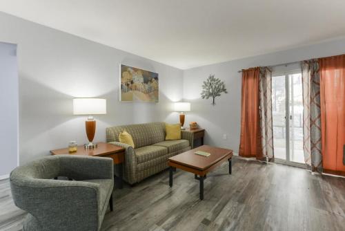 un salon avec un canapé et une table dans l'établissement LemonDrop - No Stairs, à Branson