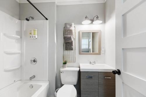 Un baño de Wake Zone Lighthouse Lodge - Lake Views