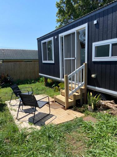 Κήπος έξω από το Little Lodge - Luxury Tiny Home Stay